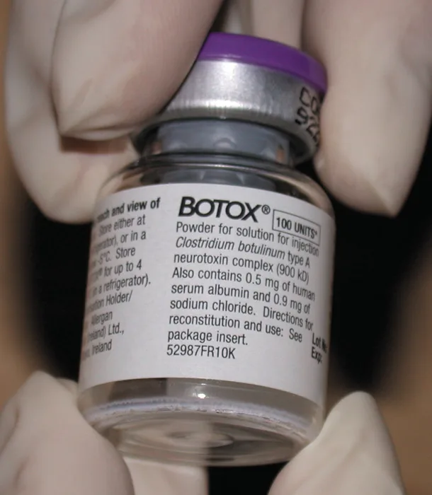 Fig 3. Etiqueta de un vial de Botox de 100 unidades sostenido con guante, con la composición legible.