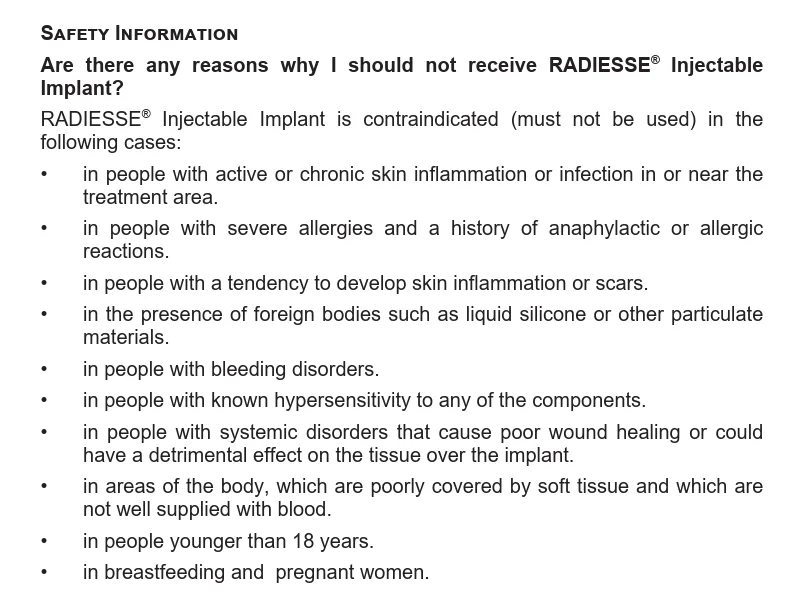 Información de seguridad del prospecto de un implante inyectable de hidroxiapatita cálcica. Bajo el epígrafe de razones por las que no debe recibirse el implante, se enumeran diez contraindicaciones: inflamación o infección cutánea activa o crónica en la zona de tratamiento o cerca de ella; alergias graves con antecedente de reacciones anafilácticas o alérgicas; tendencia a desarrollar inflamación cutánea o cicatrices; presencia de cuerpos extraños como silicona líquida u otros materiales particulados; trastornos hemorrágicos; hipersensibilidad conocida a cualquiera de los componentes; enfermedades sistémicas que causen mala cicatrización o que puedan tener un efecto perjudicial sobre el tejido situado sobre el implante; zonas del cuerpo mal cubiertas por tejido blando y mal vascularizadas; menores de 18 años; y mujeres embarazadas o en periodo de lactancia. Diapositiva del máster que reproduce la ficha técnica del producto.