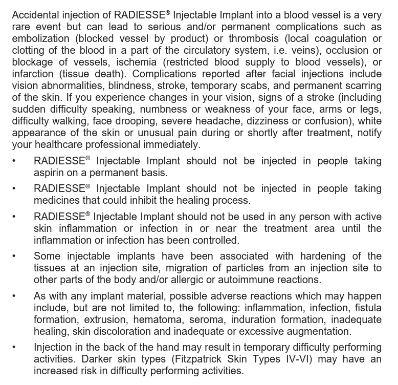 Continuación de la información de seguridad del mismo prospecto. Describe la inyección intravascular accidental como acontecimiento muy raro que puede provocar embolización, trombosis, oclusión, isquemia o infarto, y enumera entre las complicaciones comunicadas tras inyecciones faciales las alteraciones visuales, la ceguera, el ictus, las costras temporales y la cicatrización permanente, con la lista de síntomas de alarma que el paciente debe comunicar de inmediato: cambios en la visión, dificultad súbita para hablar, entumecimiento o debilidad de cara, brazos o piernas, dificultad para caminar, caída facial, cefalea intensa, mareo o confusión, blanqueamiento de la piel o dolor inusual. Después, las advertencias específicas: no inyectar en personas que toman aspirina de forma permanente ni medicamentos que inhiban la cicatrización, no usar con infección o inflamación activa hasta controlarla, y la advertencia sobre endurecimiento de tejidos, migración de partículas y reacciones alérgicas o autoinmunes. Cierra con la nota del dorso de la mano y el riesgo aumentado en fototipos IV a VI. Diapositiva del máster que reproduce la ficha técnica del producto.